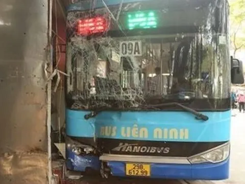 Xe buýt lao vào quán bún chả ở Hà Nội, 2 người bị thương