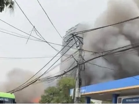 Cháy ngùn ngụt nhà kho cạnh cây xăng ở Hà Nội