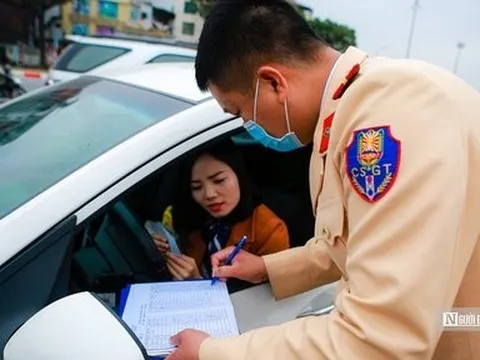 CSGT phát phiếu hẹn người dân ngày quay lại đăng kiểm
