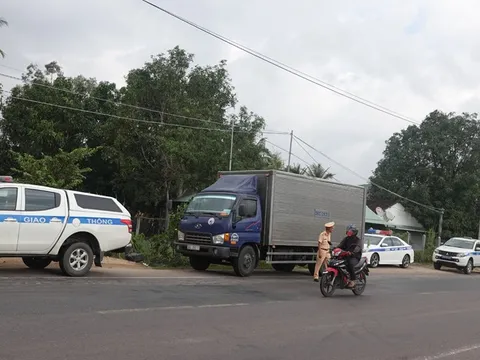 Bị kiểm tra nồng độ cồn, người đàn ông đánh cảnh sát giao thông