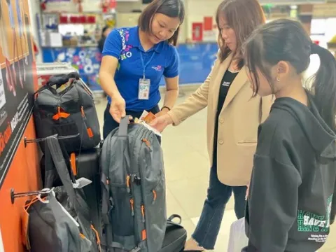 Khách hàng hào hứng đến Co.opmart tích tem đổi túi và hành lý Tucano