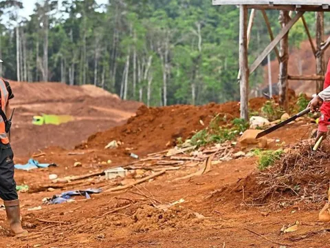 Cơ sốt khai thác niken để sản xuất pin xe điện bùng nổ: Người dân Indonesia cầm mã tấu giữ đất