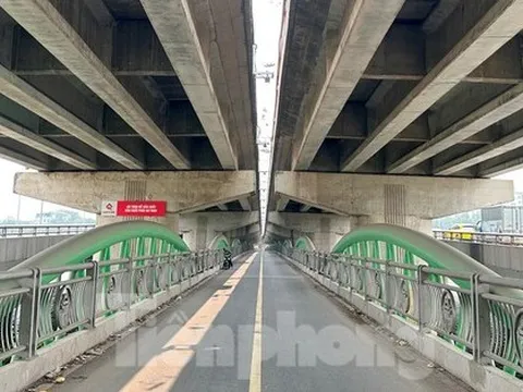 Cầu vòm thép vượt hồ Linh Đàm vắng xe qua lại