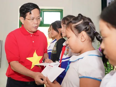 Trao 100 suất học bổng cho học sinh nghèo ở tỉnh Kon Tum