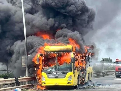Xe giường nằm chở 40 khách bất ngờ bốc cháy dữ dội trên đường