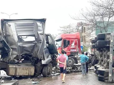 Kinh hãi cảnh 3 xe đầu kéo va chạm liên hoàn