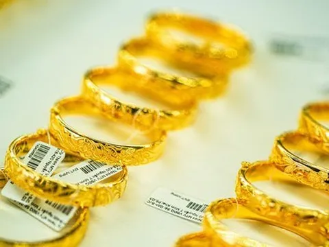 Giá vàng thế giới tăng mạnh, trong nước ngược chiều