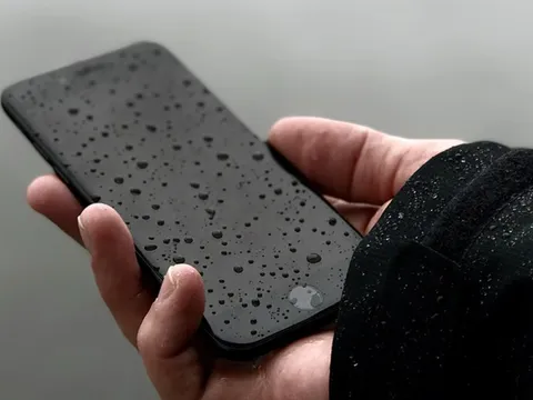 Điện thoại bị dính nước: Đừng lo, iPhone có "tính năng thần kỳ" - Chỉ một nút bấm là nước bị thổi ra ngoài!