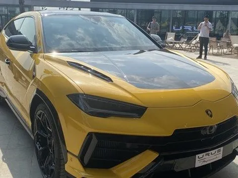 Xe siêu sang ồ ạt đổ về Việt Nam