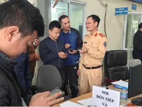 Trung tâm đăng kiểm ở Hà Nội bớt ùn tắc hơn khi có sự "chi viện" của CSGT