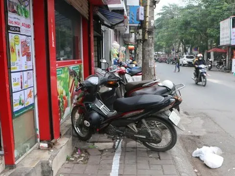 Bi hài cảnh sinh hoạt 1 mét vỉa hè chia đôi của người dân Hà Nội