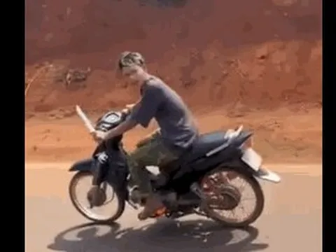 CLIP: Thiếu niên say rượu, vác mã tấu đe dọa tài xế xe tải