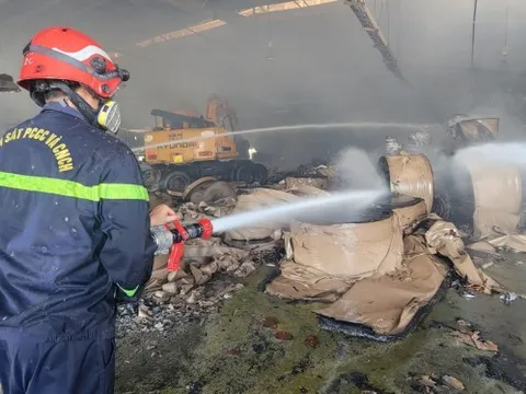 Cháy dữ dội tại công ty giấy rộng hơn 3.000 m2 ở Bình Dương