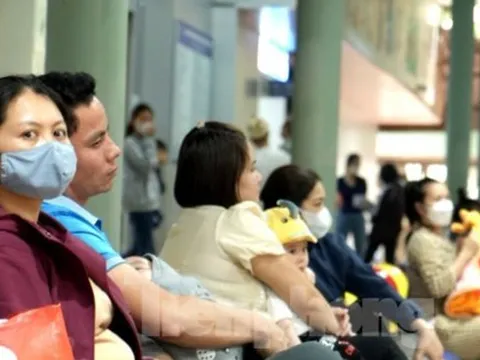 4.000 ca khám một ngày, bệnh nhi tăng đột biến do thời tiết thay đổi