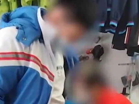 Trung Quốc: Cậu bé 13 tuổi mang vóc dáng 'người khổng lồ'