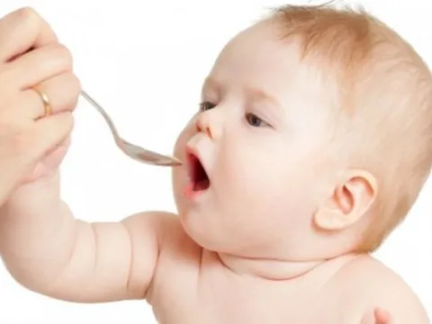 Cách sử dụng oresol đúng sau vụ việc bé 15 tháng tuổi tử vong