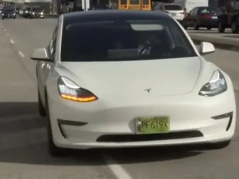 Không cần chìa khóa, ung dung mở cửa, lái Tesla của người khác đi chỉ bằng ứng dụng điện thoại