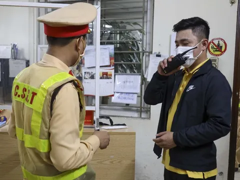 Hà Nội: Cảnh sát hóa trang xử lý nồng độ cồn gần quán nhậu