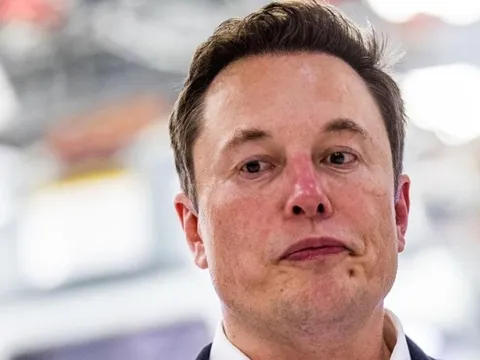 Tính toán bán xe điện giá rẻ từ 2006, Elon Musk rơi vào thế "trên đe dưới búa" sau 17 năm: Vừa không ra nổi dòng xe rẻ nào, lại phải đấu tay bo với BMW và Mercedes