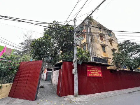 Lập hàng rào tôn quây kín một chung cư cấp độ D ở Hà Nội