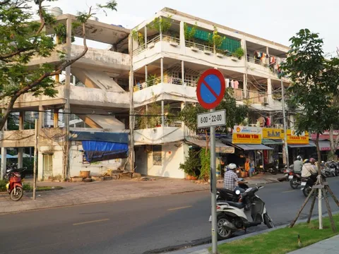 TP HCM: Di dời dân khỏi chung cư Tôn Thất Thuyết sau sự cố sập hành lang
