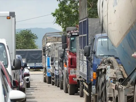 Hà Tĩnh: Ba ngày đi đăng kiểm vẫn chưa xong