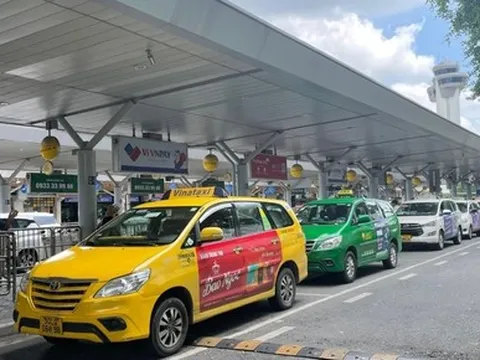 TĂNG GIÁ DỊCH VỤ TAXI TẠI SÂN BAY: Trăm dâu đổ đầu… hành khách