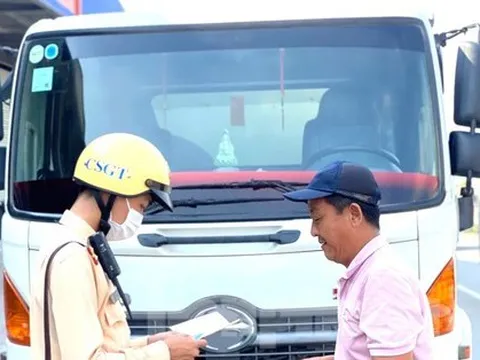 Bấm số thứ tự hai tháng mới đến lượt đăng kiểm, ô tô không dám ra đường vì sợ bị phạt