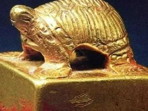 Nhặt được “viên gạch” lạ ở bờ sông, bà lão mất ngay 27 tỷ vì hành động này