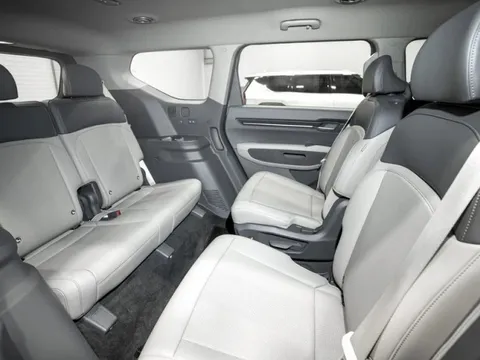 Thử ghế xoay 180 độ trên Kia EV9 để giải đáp: Chật không? Tiện không? Ngồi được những kiểu nào?