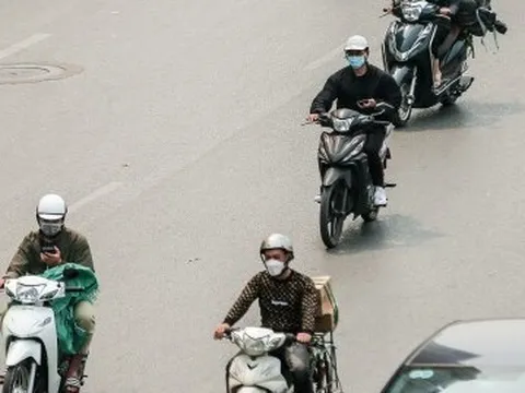 Hà Nội: Người dân vô tư sử dụng điện thoại khi đang lái xe