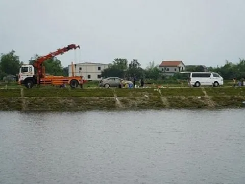 Phát hiện thi thể người đàn ông cùng ô tô dưới sông