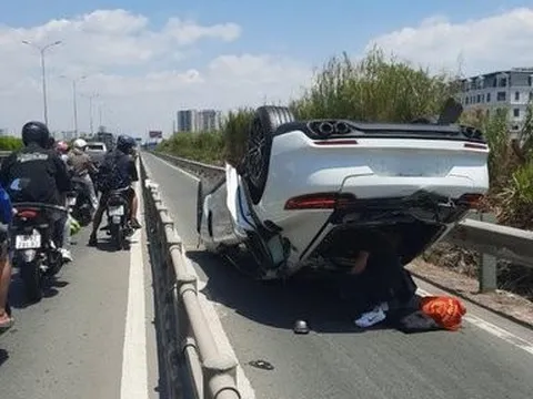 Ô tô Porsche lật ngửa trên đường dẫn cao tốc, 2 người bị thương