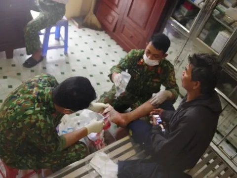 Bệnh xá Đảo Trường Sa Đông cấp cứu ngư dân gặp nạn trên biển