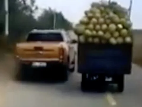 Clip TNGT: Xe ba bánh trả giá đắt vì nghênh ngang giữa đường