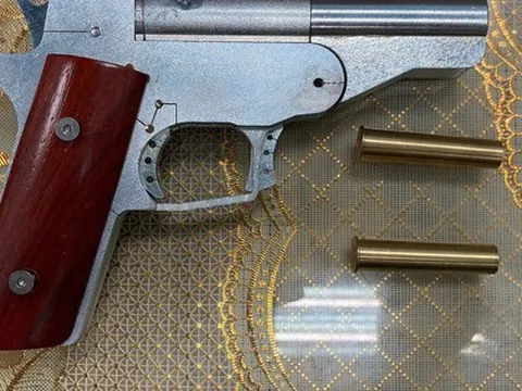 An ninh sân bay phát hiện hàng nóng khi soi chiếu hàng hóa