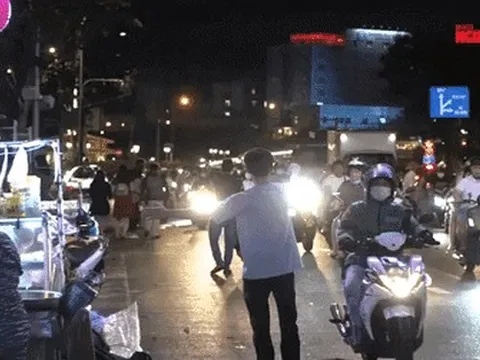 Hàng rong đóng chiếm ngay trung tâm TP HCM