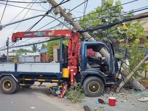 Đồng Nai: Xe cẩu tông 1 người chết, khiến gần 6.400 hộ dân mất điện