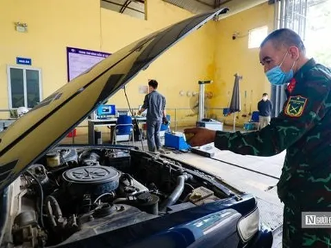 Hình ảnh kiểm định viên quân sự chi viện cho các trung tâm đăng kiểm