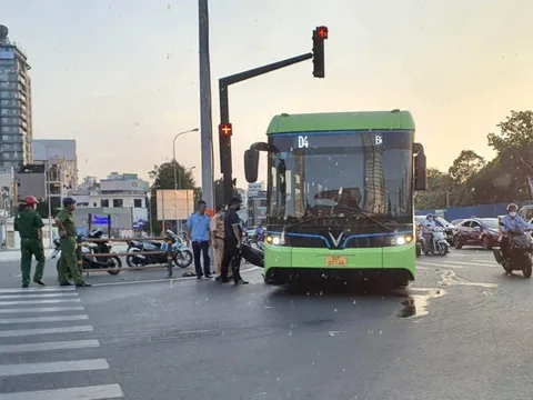 TP HCM: Xe buýt điện và xe máy va chạm gần chợ Bến Thành