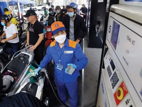 Hôm nay, giá xăng giảm mạnh gần 800 đồng/lít