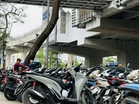 Bãi trông xe tự phát, thu 20.000 đồng một vé xé máy trước Vườn thú Hà Nội