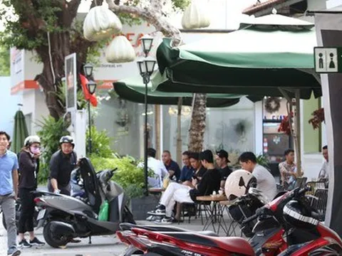 Hàng quán khu trung tâm TPHCM rộng cửa đón khách đến... 'giải quyết nỗi lòng’