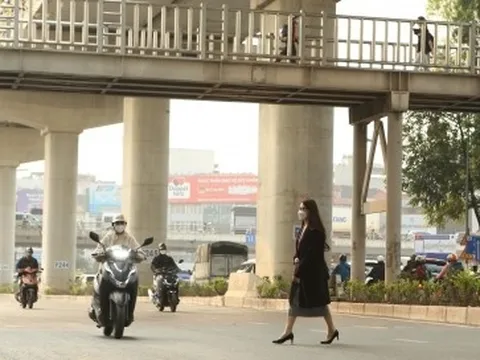 Cầu vượt bộ hành bỏ không, người đi bộ bất chấp nguy hiểm sang đường