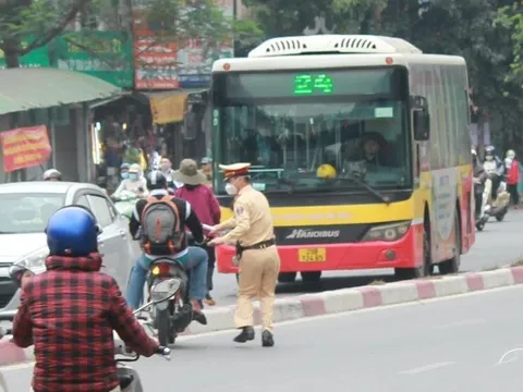 VIDEO: CSGT Hà Nội xử lý hàng loạt xe máy “đi tắt, đón đầu” phạm lỗi bị phạt tiền triệu