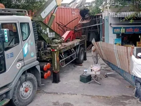 Xe đầu kéo thình lình lao vào 3 căn nhà ở TP HCM