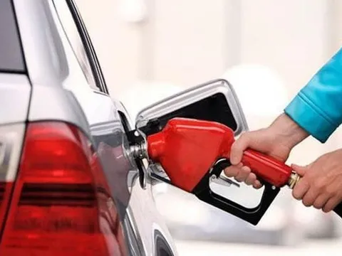 Giá xăng giảm gần 800 đồng/lít, dầu lao dốc hơn 1.200 đồng/lít