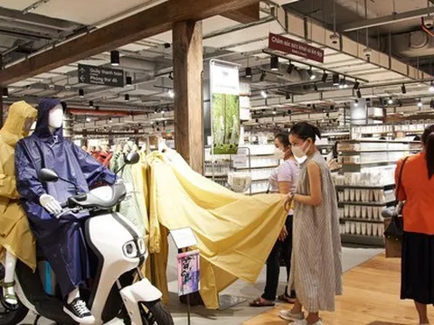 Nỗ lực lấy lòng khách Việt của các nhà bán lẻ Nhật: MUJI bán áo mưa tiện dụng khi đi xe máy, Uniqlo đưa thương hiệu Việt lên áo phông