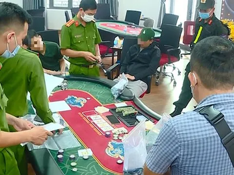 NÓNG: Bắt quả tang nhiều golfer đánh bạc tiền tỉ trong khách sạn