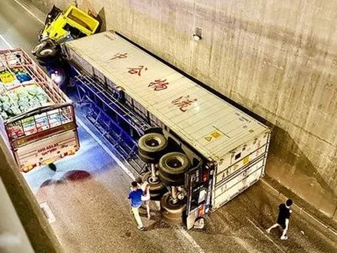 Đồng Nai: Xe đầu kéo bị lật dưới hầm chui ngã tư Vũng Tàu